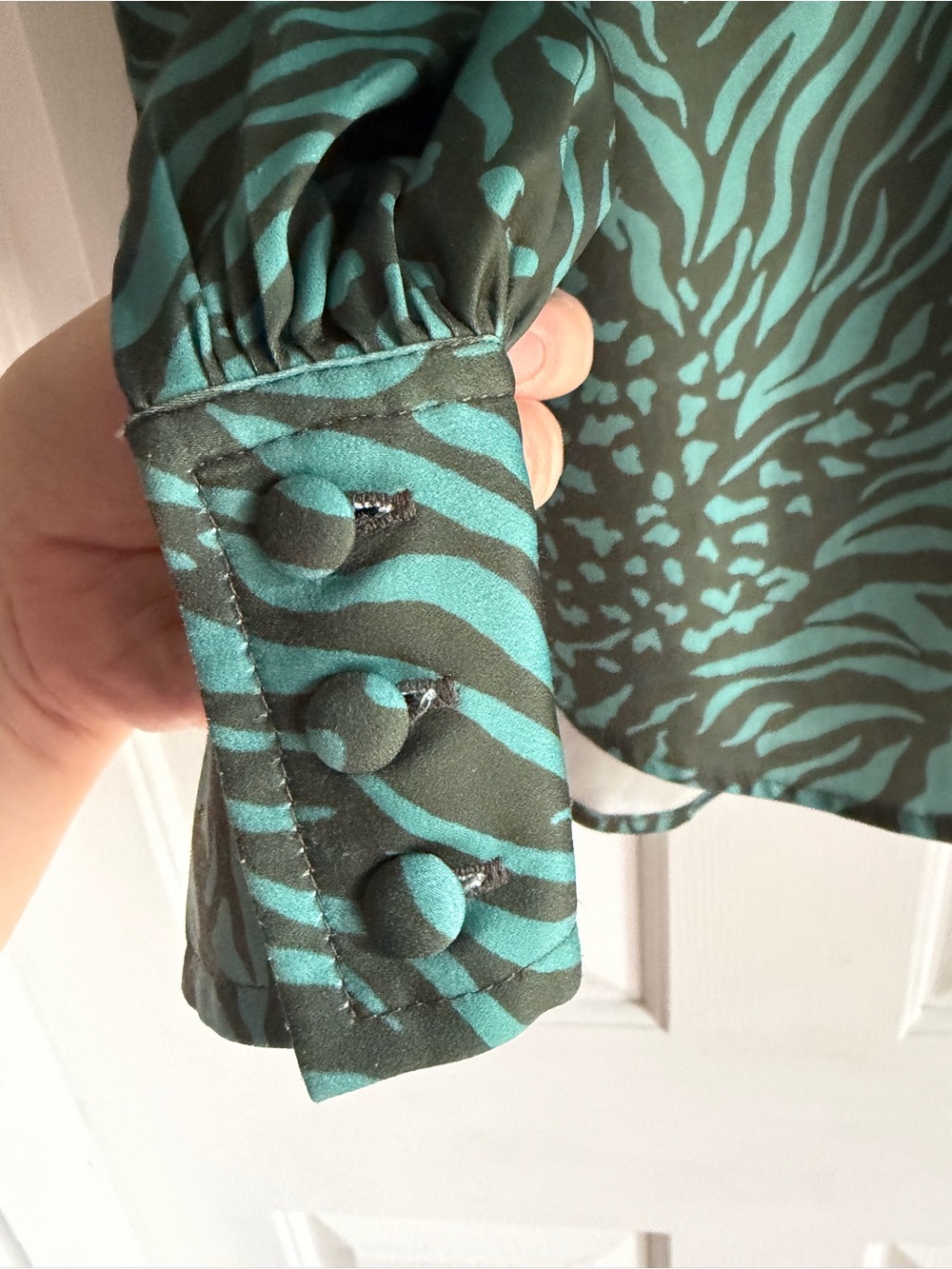 ABBEY GLASS Printed V-Neck Button Front Blouse - Green/Teal, XL - Picture 3 of 5
